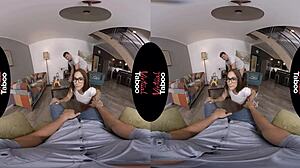 Ung dreng er mit legetøj: hardcore VR sex med blowjob