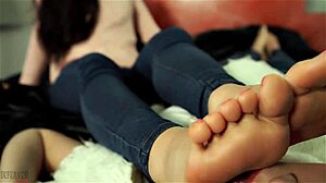 Δύο κορίτσια από την Ασία λατρεύουν τα άψογα πόδια τους με τη γλώσσα τους