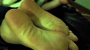 Zwei asiatische Mädchen verehren sich gegenseitig makellose Füße mit ihren Zungen
