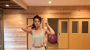 Söt yogainstruktör från Japan