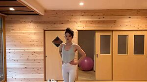 Søt yogainstruktør fra Japan